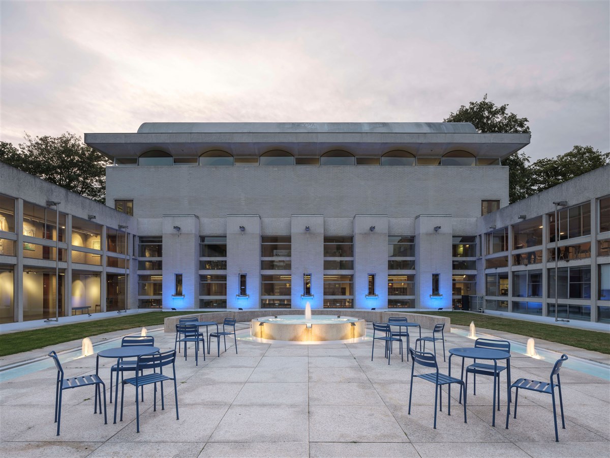 喷泉庭院及图书馆景观