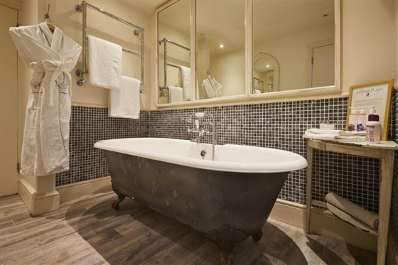 Guest bathroom, The Kingham Plough