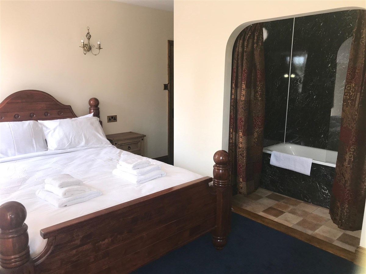 Chambre King supérieure et salle de bain 8
