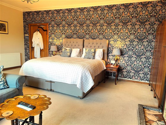 Embercombe bedroom with twin or king beds, sea view