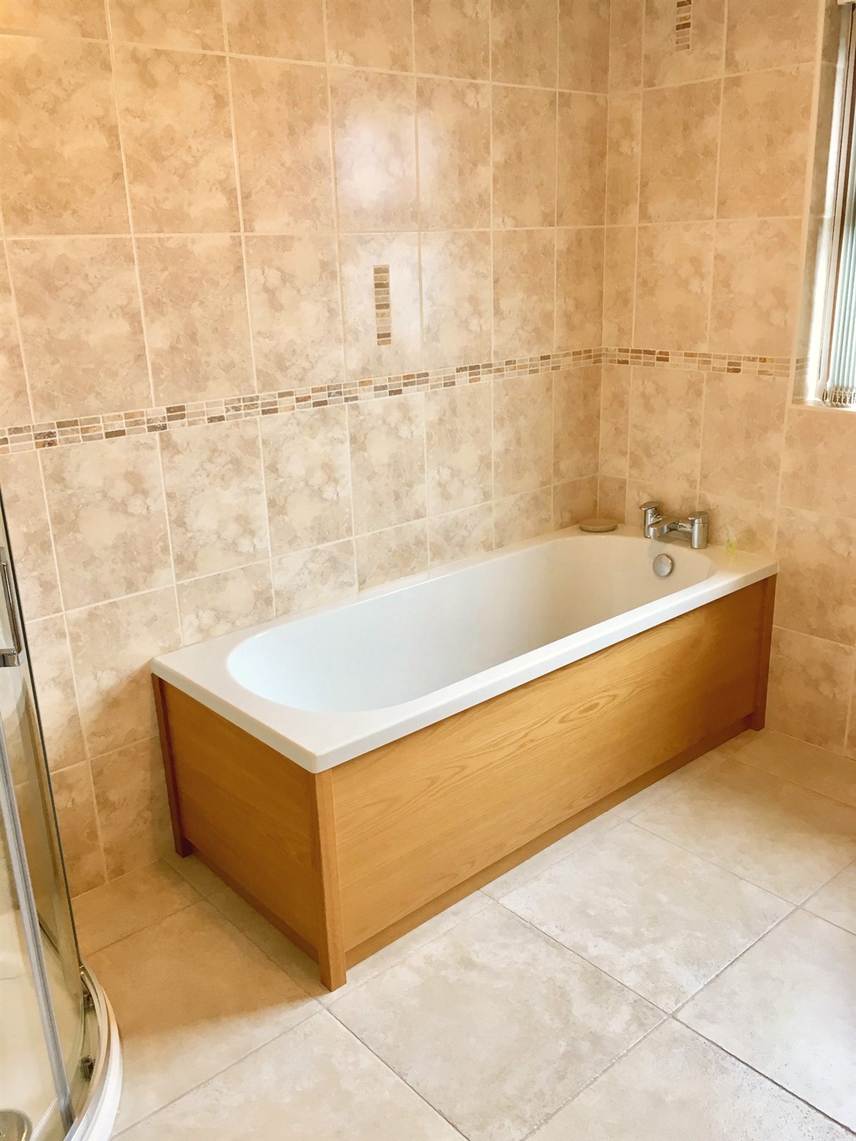 Il nostro bagno principale per gli ospiti dispone di vasca e doccia
