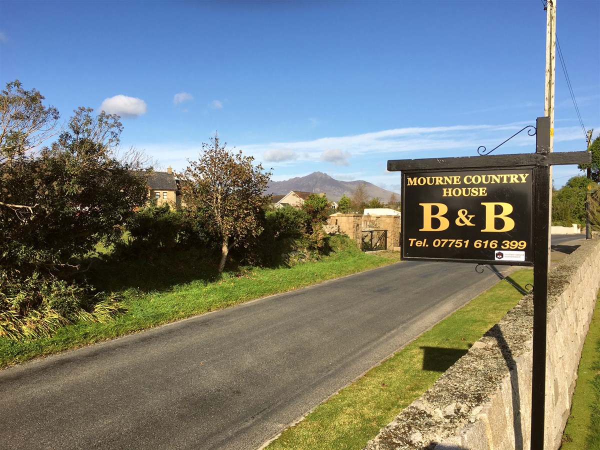 Vista del B&B Sign & Slieve Binnian