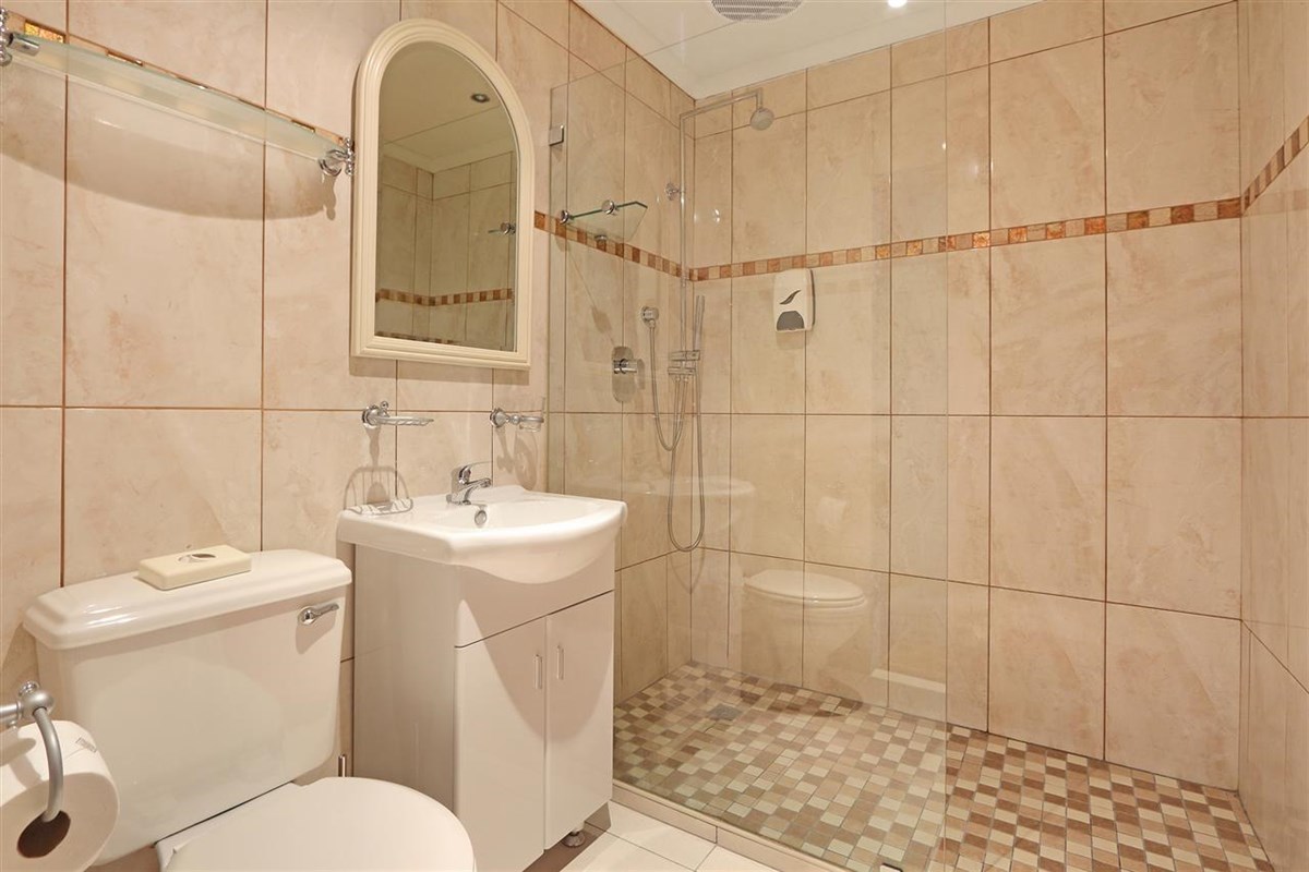 Double en-suite bathroom