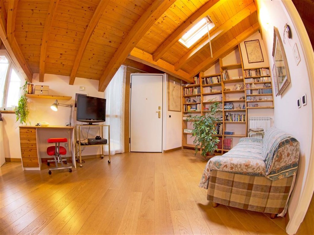 Sala de estar com sofá e TV