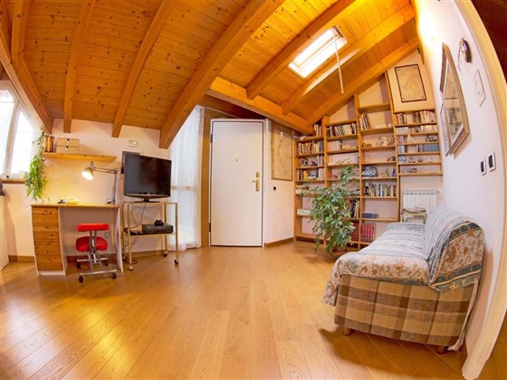 Sala de estar com sofá e TV