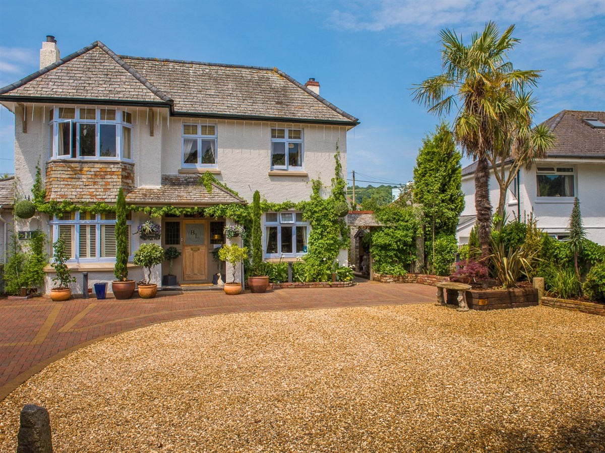 房子前面和停车场