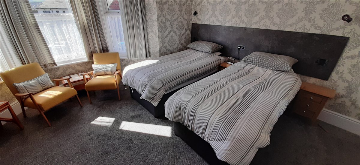 Nuevo baño doble grande con sillas cómodas y refrigerador