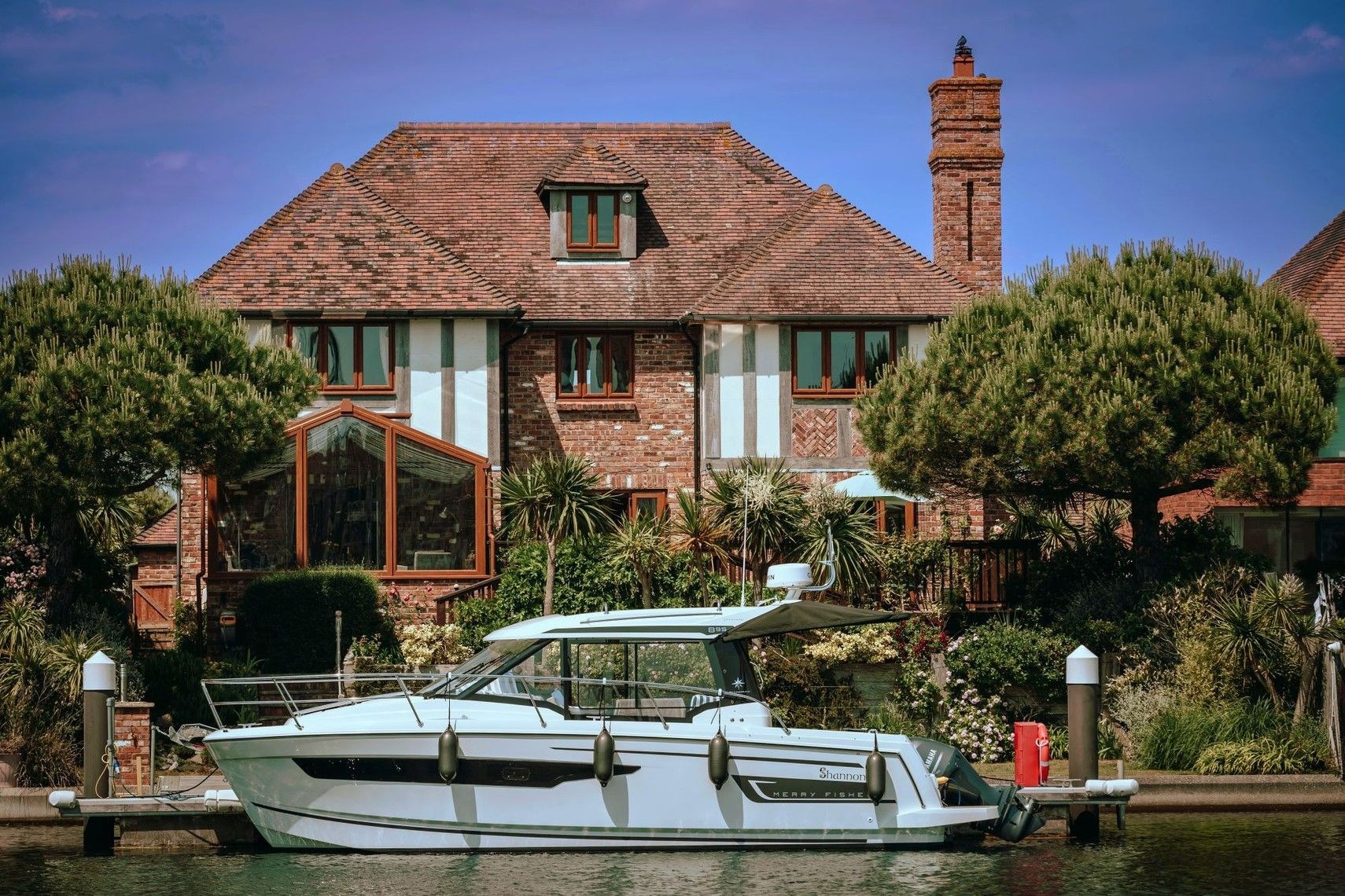 Spend your summer holiday in luxury waterside home