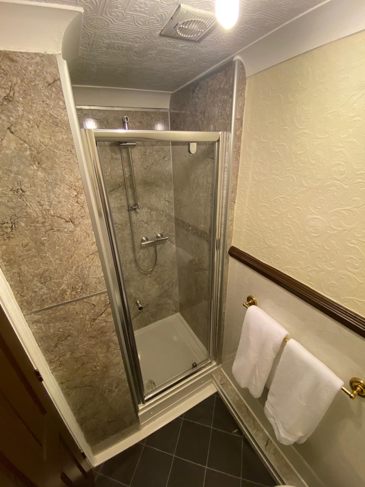 Room 3 Bathroom (Deluxe Double with Terrace)