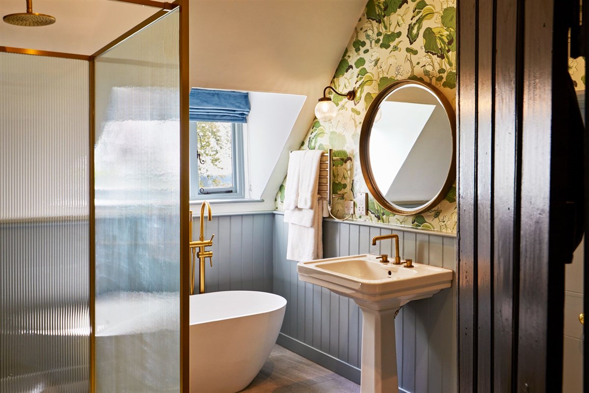Sussex room bathroom at Ockenden Manor 