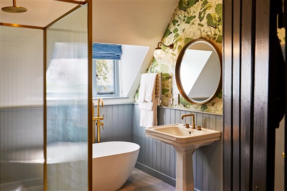 Sussex room bathroom at Ockenden Manor 