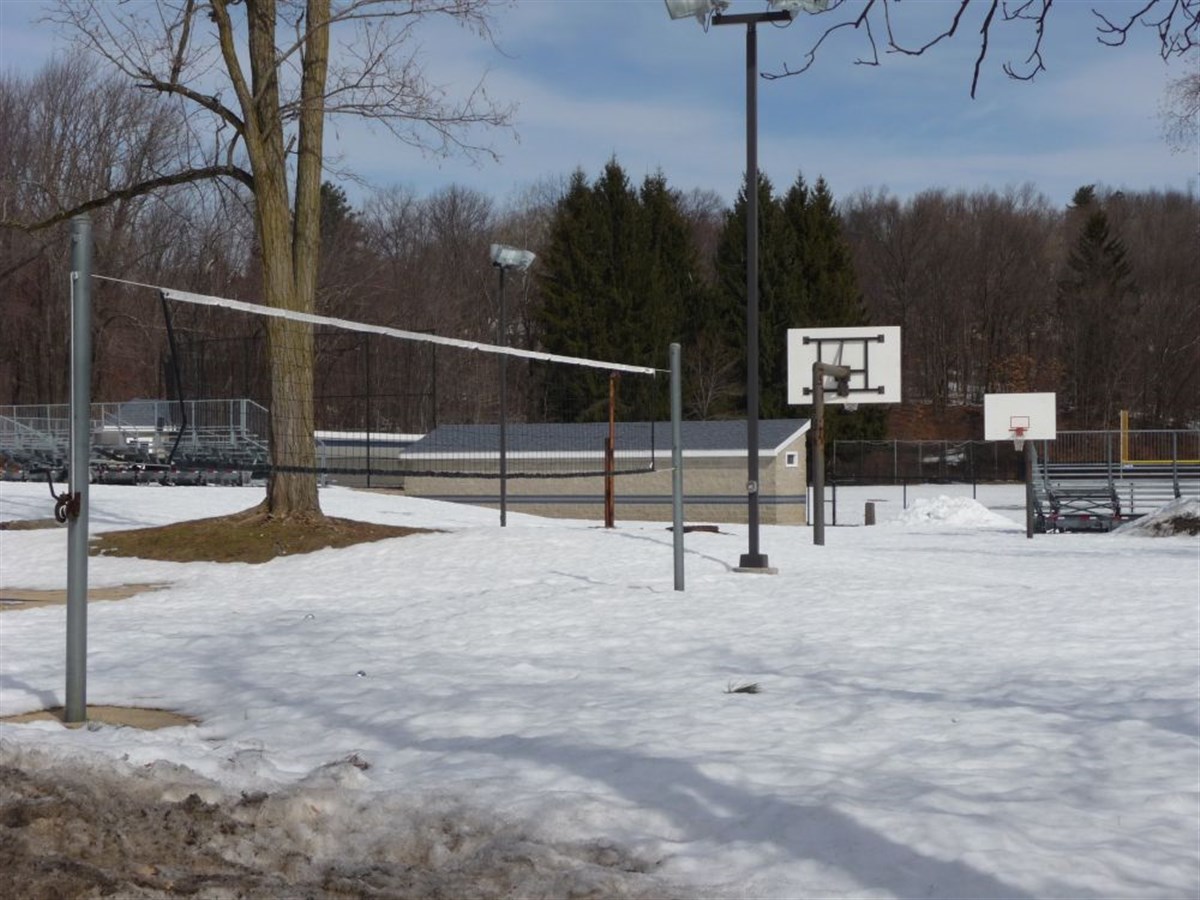 Quadras externas de basquete e vôlei