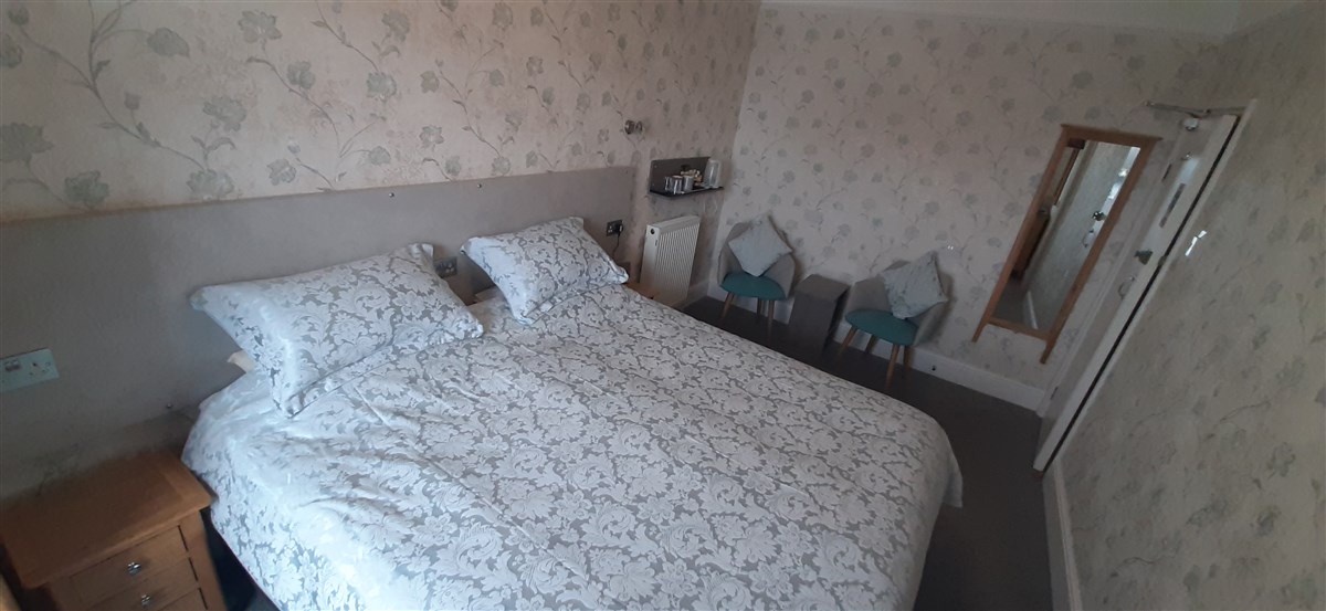 Habitación Super King con baño y sillas cómodas