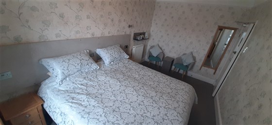 Habitación Super King con baño y sillas cómodas