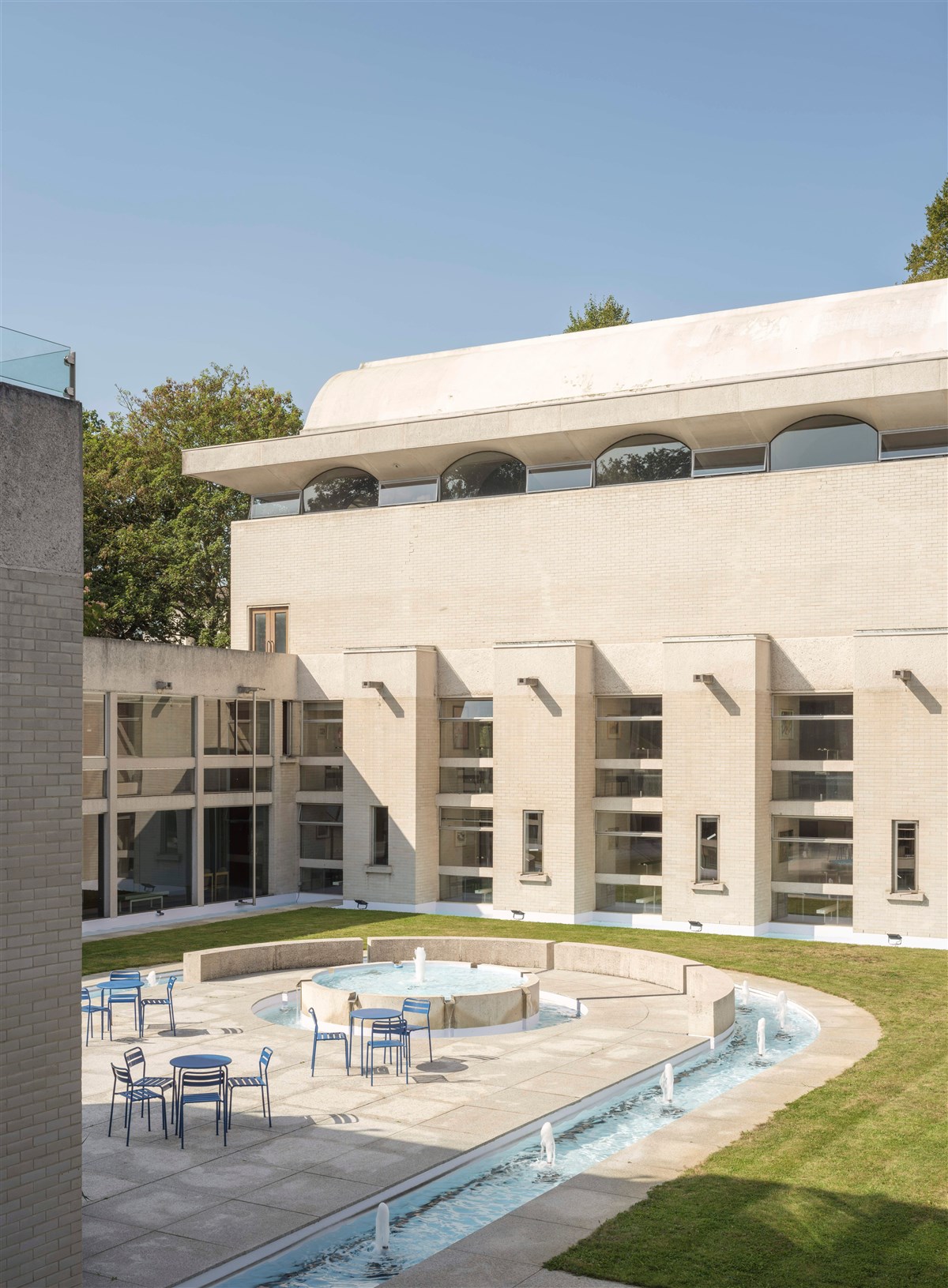 喷泉庭院和图书馆