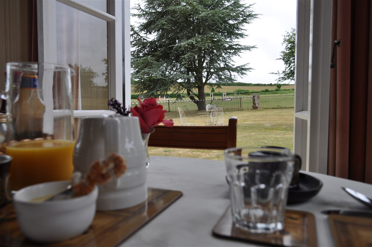 Vista della sala colazione dalle porte-finestre