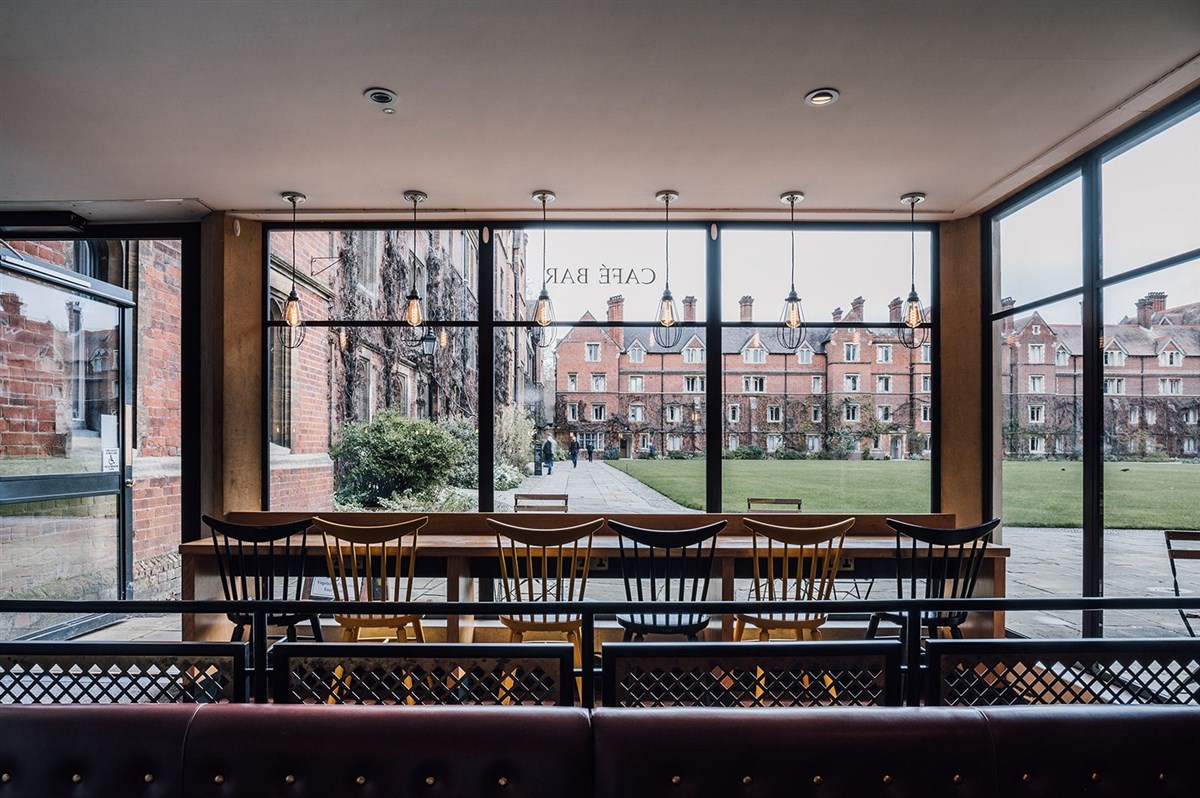 Vista del bar caffetteria su Old Court