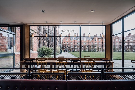 Vista del bar caffetteria su Old Court