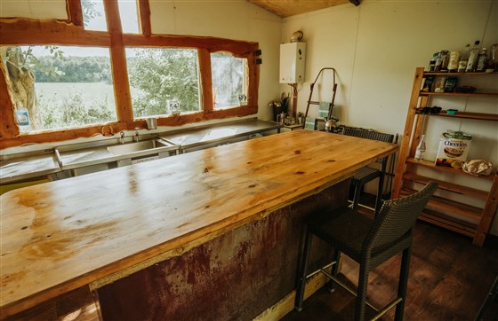 Interior de la cocina de la casa del árbol