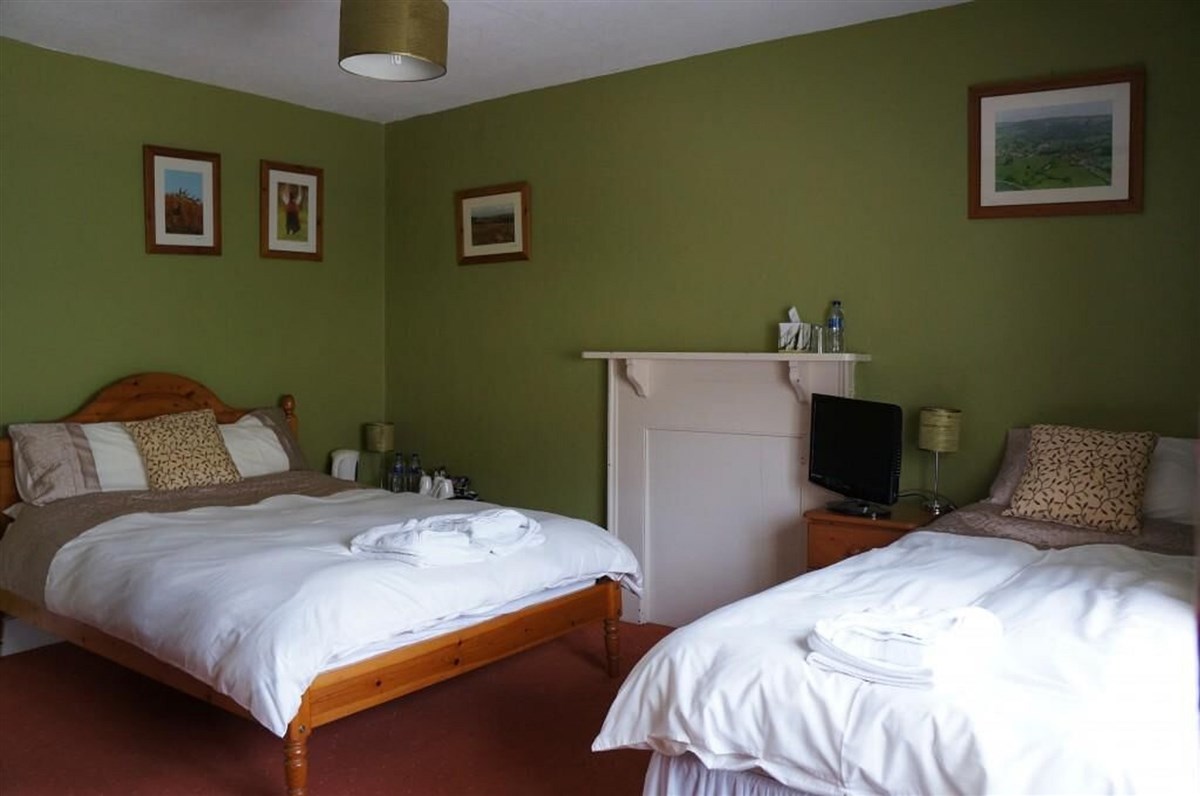 Chambre 1 Chambre familiale et salle de bains privative