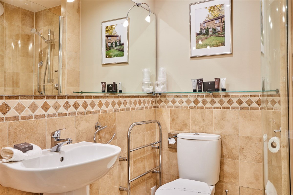  ensuite bathroom