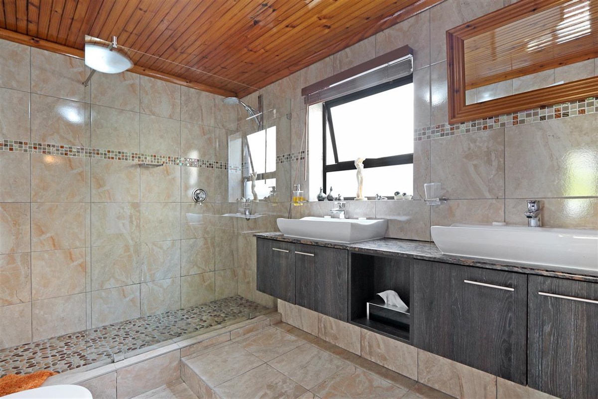 Family en-suite - bathroom