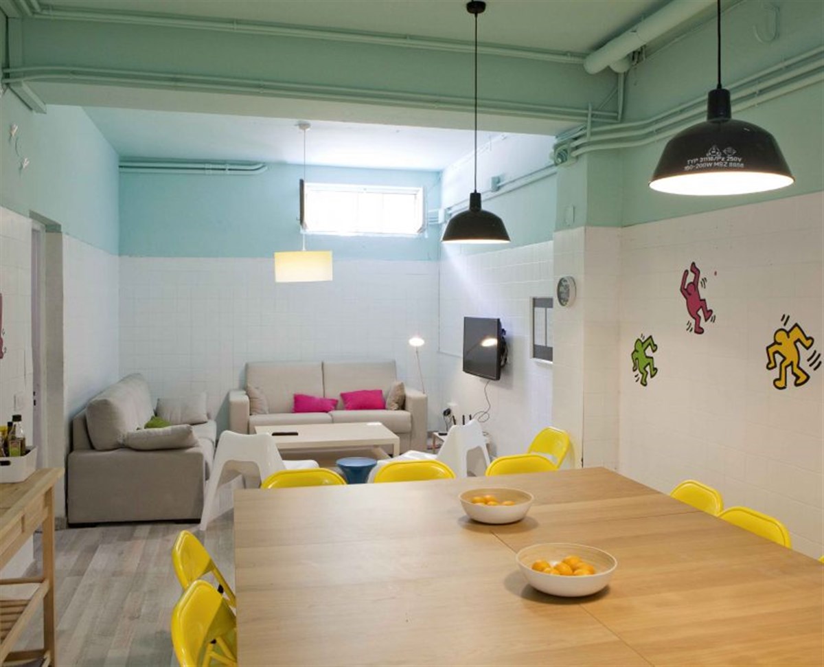 Salón con mesa