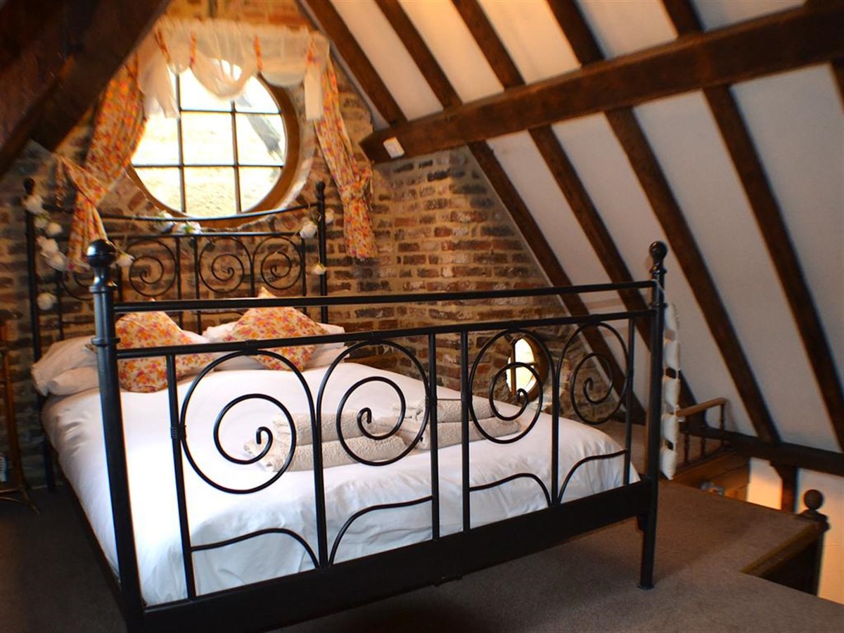 Charaktervolles Doppelzimmer mit Holzbalken – The Old Dispensary.