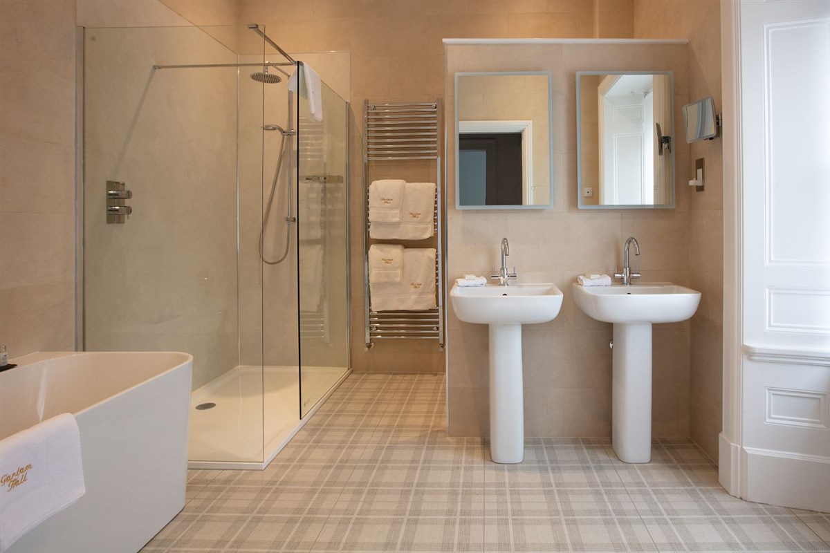 Deluxe Bathroom