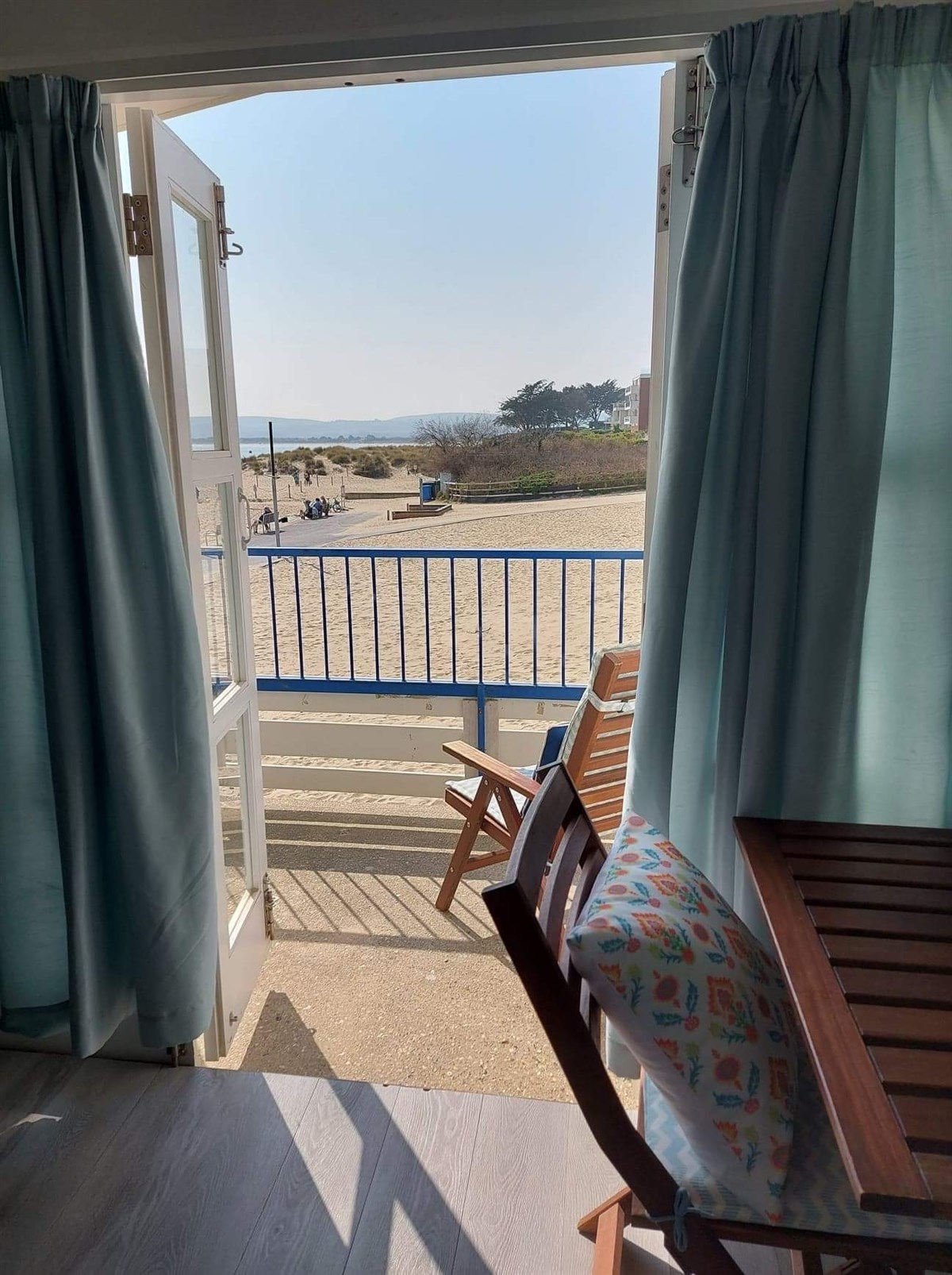 The beach is that way