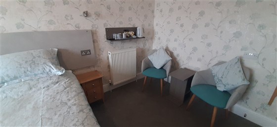 Habitación Super King con baño y sillas cómodas