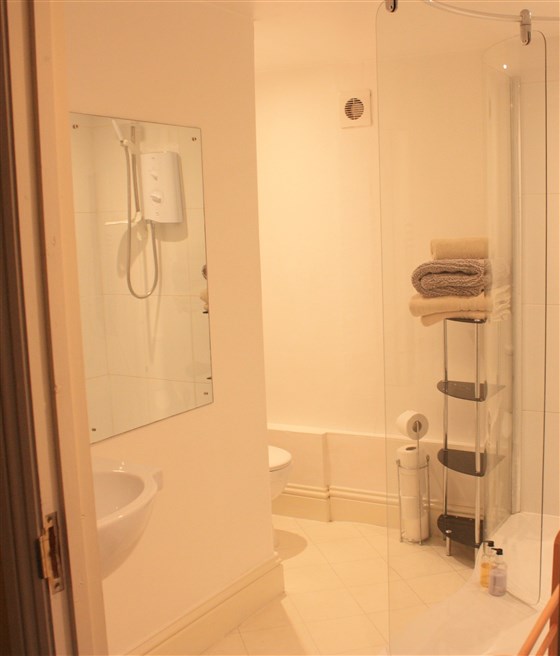 Baño en suite espacioso y luminoso.
