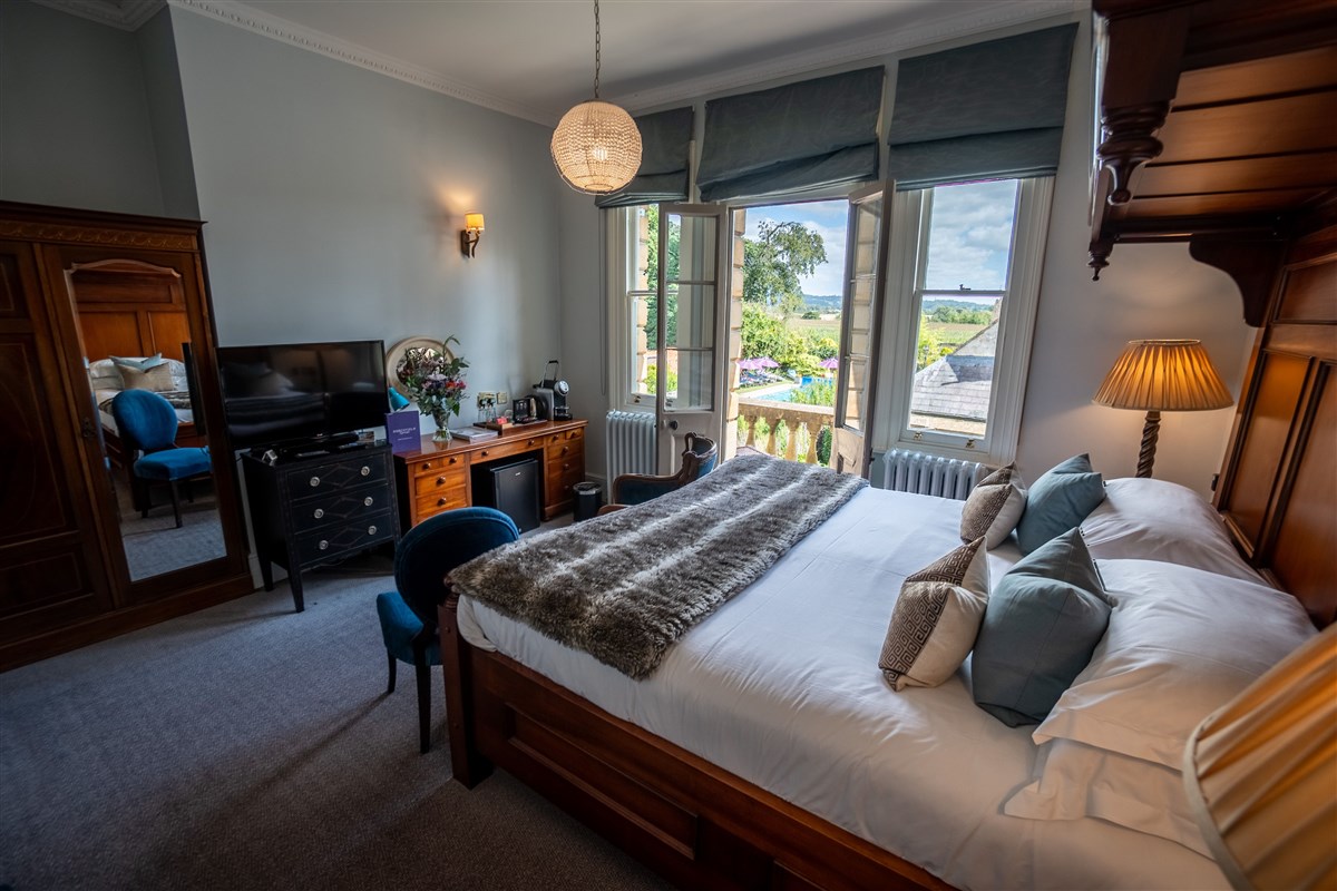 Schlafzimmer mit Poolblick