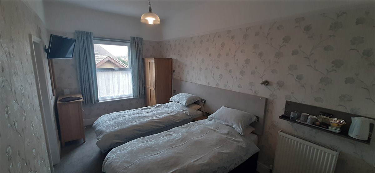 Habitación doble con baño y sillas cómodas