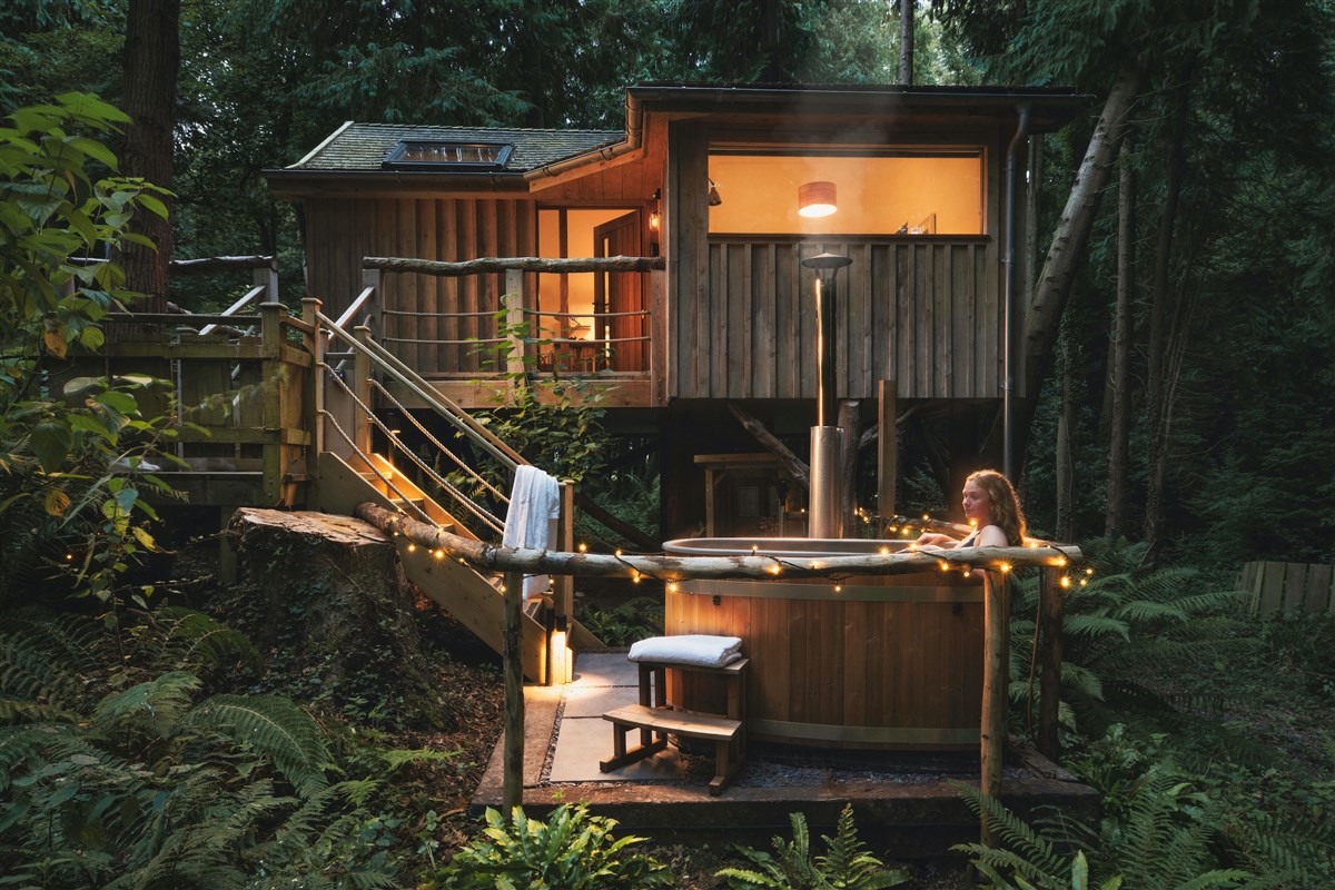 Treehouse hot tub at night