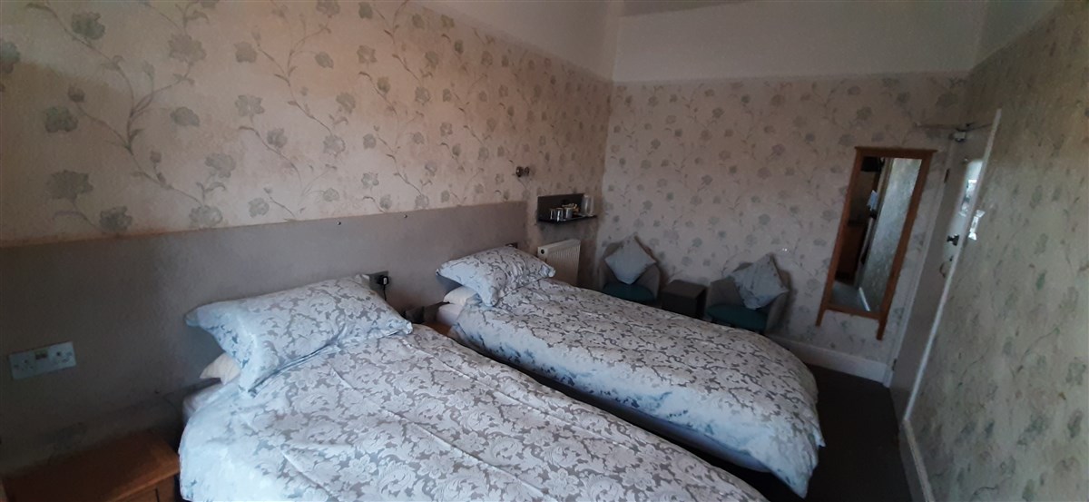 Habitación doble con baño y sillas cómodas