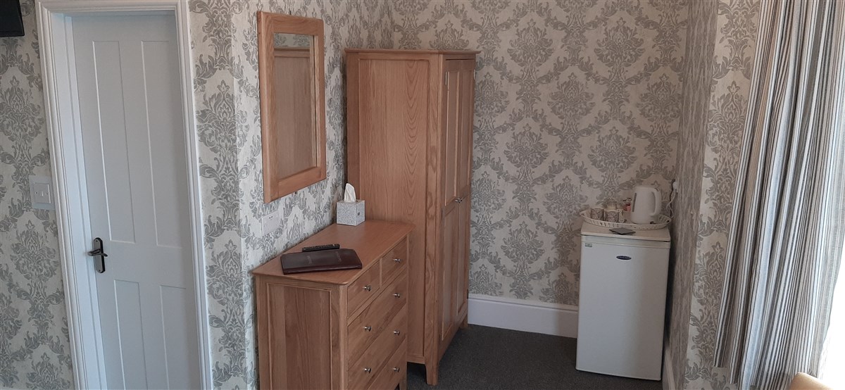 Nuevo gran baño Super King con sillas cómodas y refrigerador