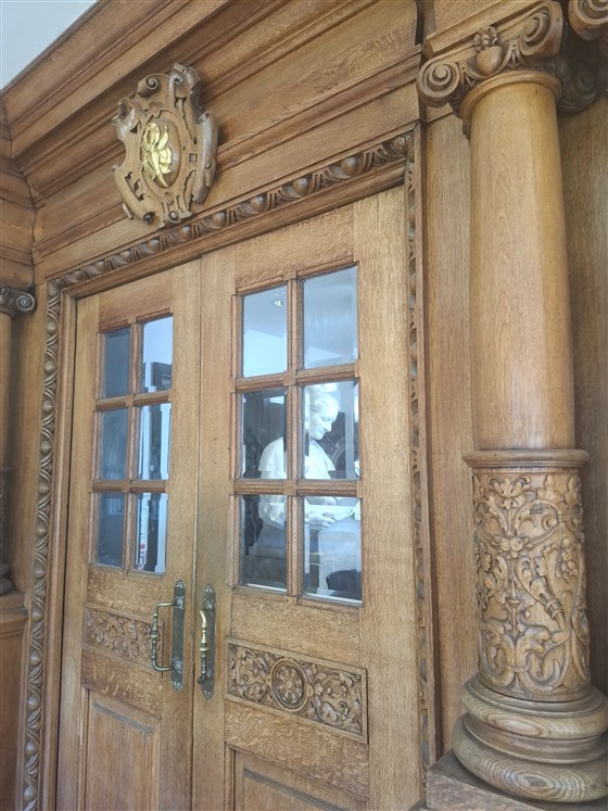 Ingresso alla biblioteca con statua di Mary Bateson (ex allieva e Fellow (1903)