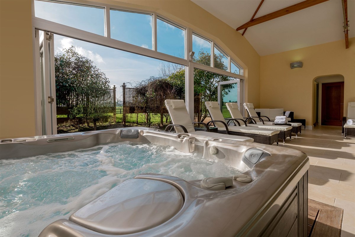 Holiday house for 14 with pool and hot tub