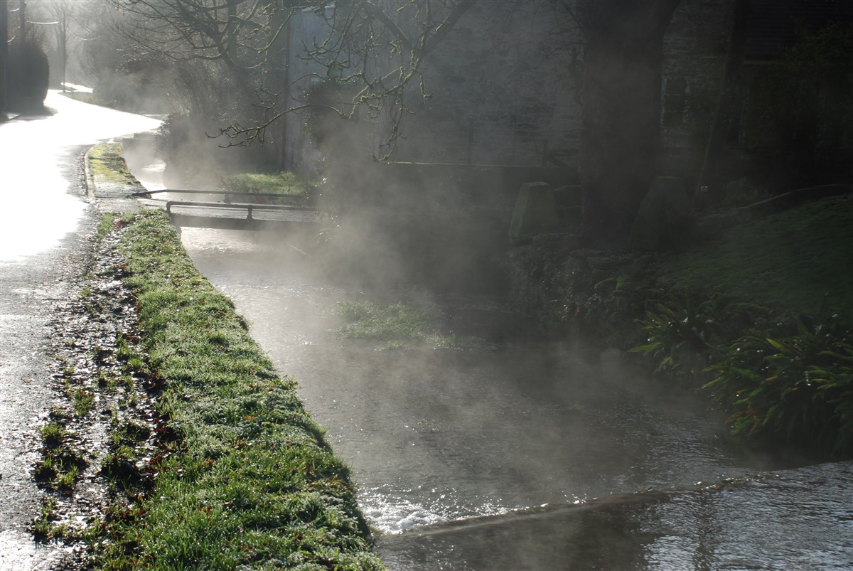 Arroyo del pueblo temprano en la mañana