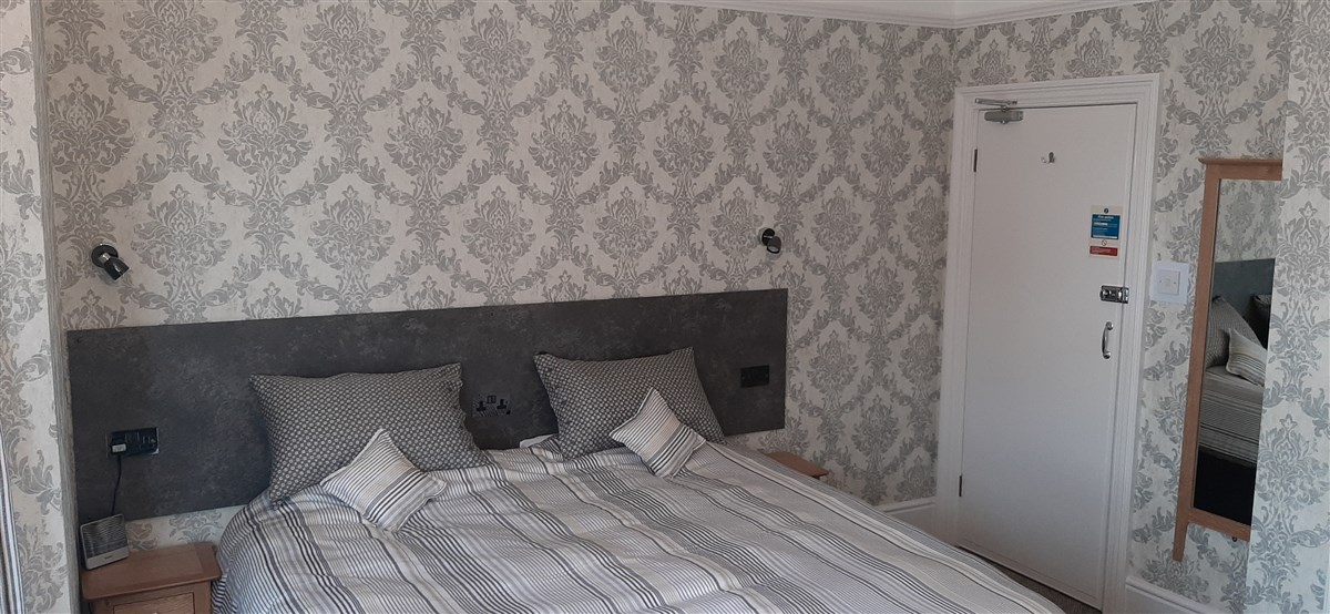 Nuevo gran baño Super King con sillas cómodas y refrigerador