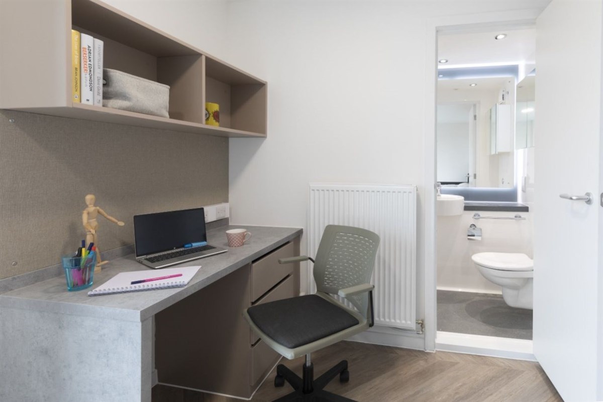 Eigener Schreibtisch und Badezimmer
