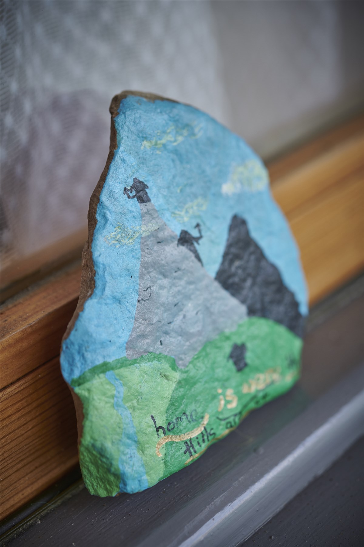 Alrededor del sitio se encuentran rocas decoradas dejadas por huéspedes anteriores.