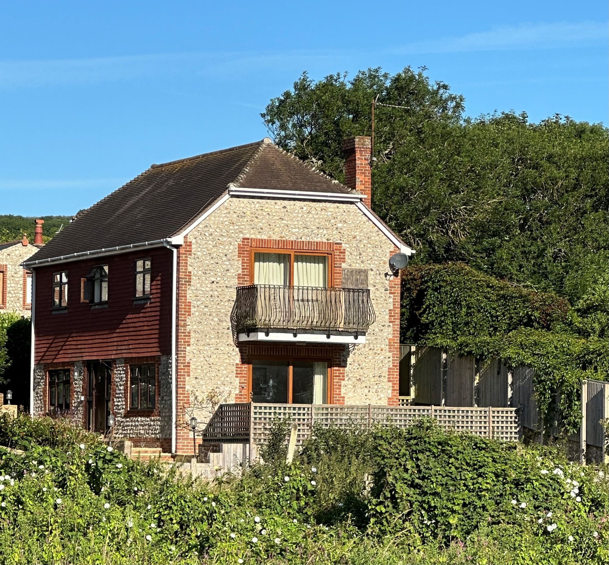 Treat yourself to a summer break in delightful riverside cottage!