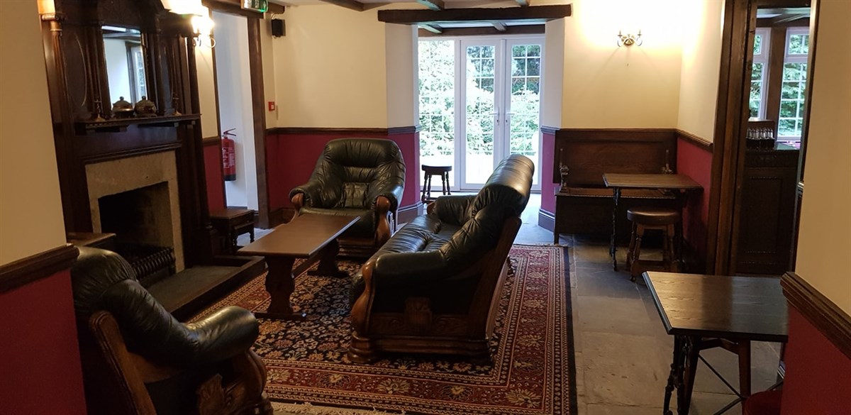 Bar Lounge avec feu de bois