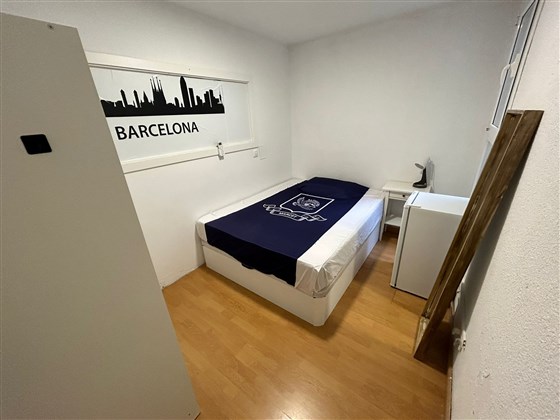 96115habitación 简单，双人床