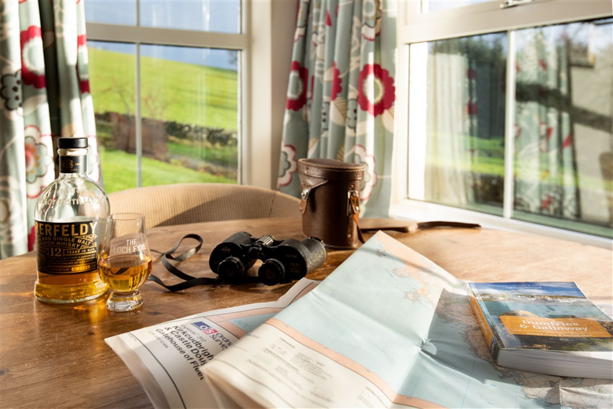 La baie vitrée du salon donne sur une scène animalière en constante évolution