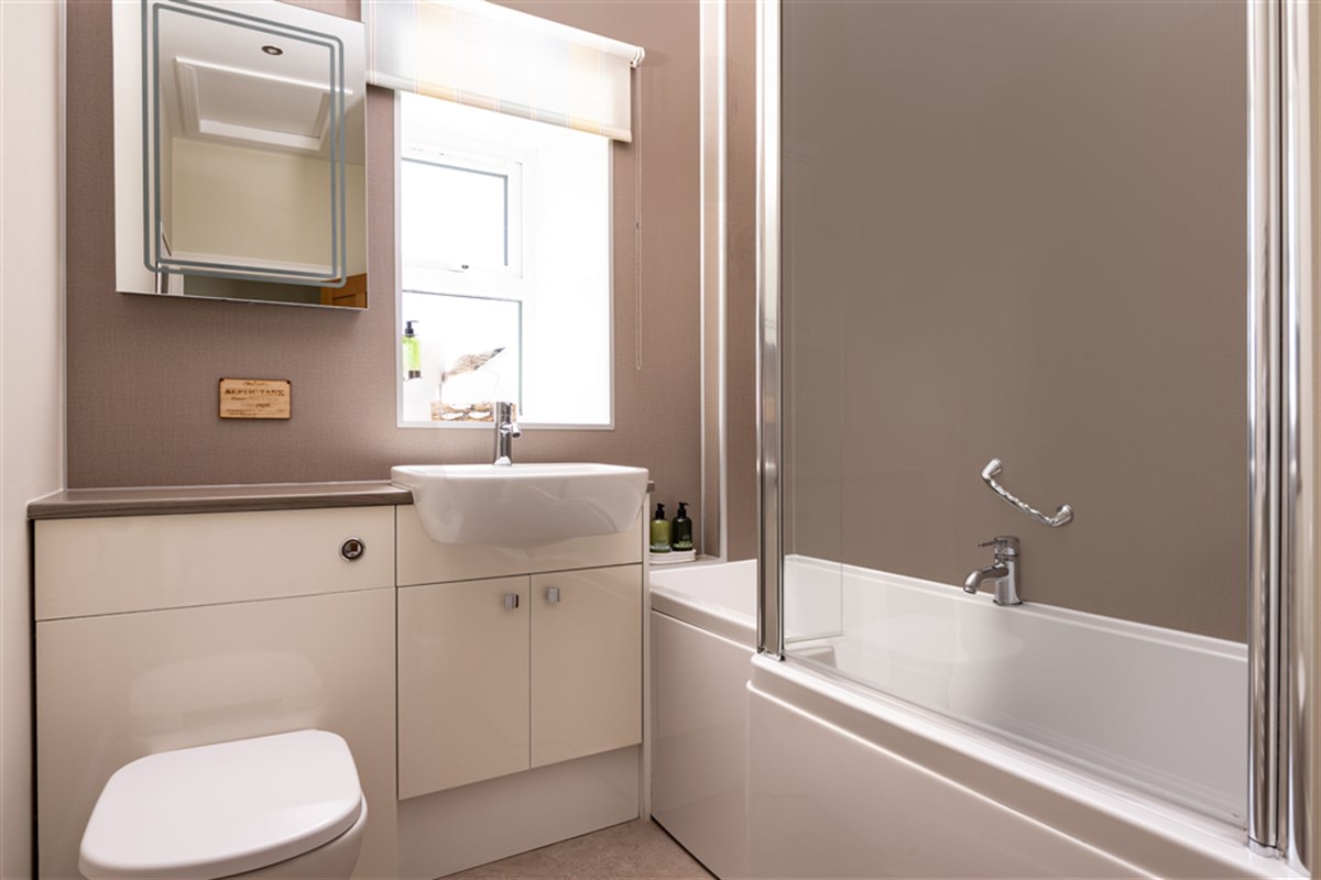 Salle de bain à côté de la chambre simple, dessert les chambres doubles et simples