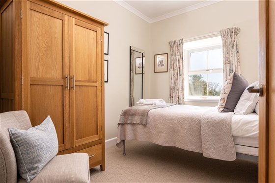 Chambre simple à côté de la salle de bain