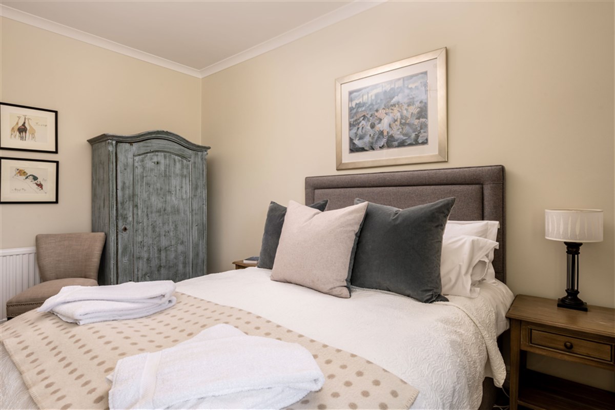 Chambre double avec lit king-size (5 pieds)